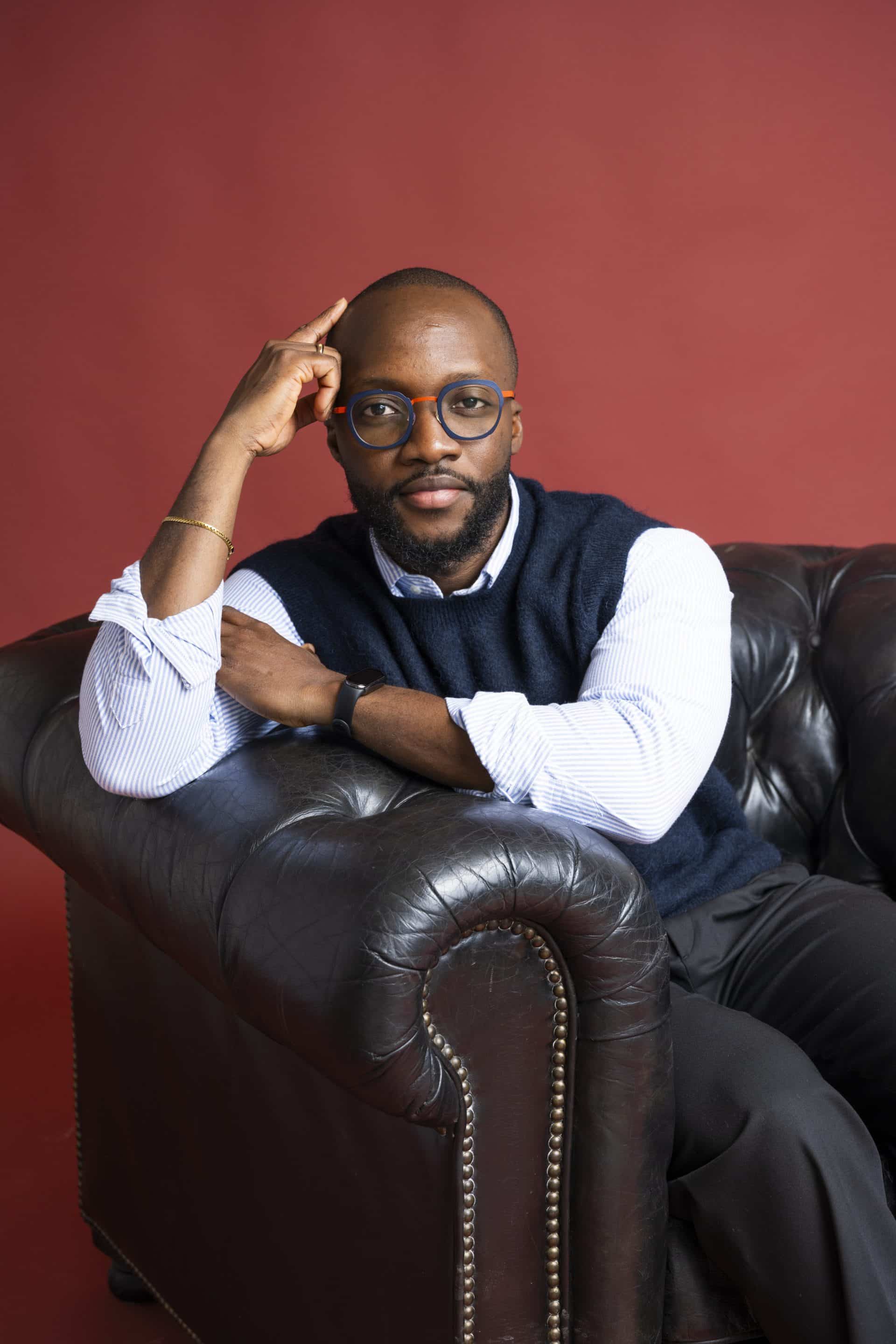 Portrait homme fond rouge en studio photo