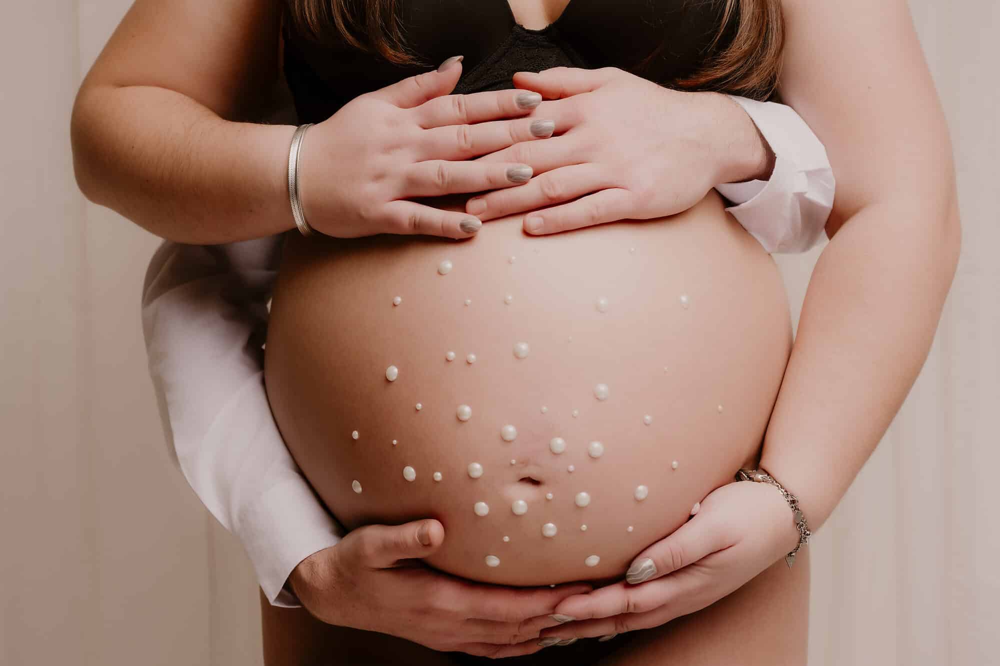 Séance photo grossesse en studio à Lille — ventre de femme enceinte, Kodak Express Lille