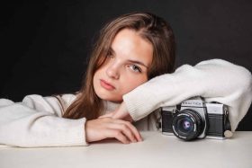 Shooting photo mode et portrait artistique avec un appareil Praktica, réalisé dans notre studio photo du Nord