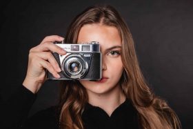 Photographe à Lille : mise en scène créative pour un portrait studio professionnel mettant en avant l'art de la photographie