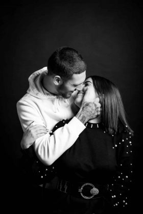 Couple riant aux éclats nez à nez, une photo spontanée en noir et blanc capturant la joie et l'amour partagé