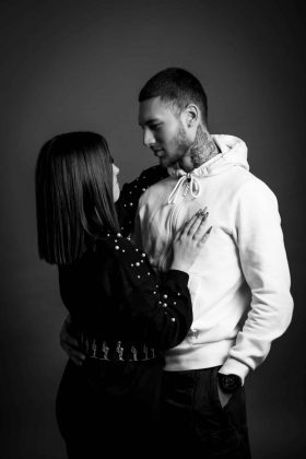 Photo en noir et blanc d'un couple se regardant intensément dans les yeux, capturant l'émotion et la connexion entre deux partenaires