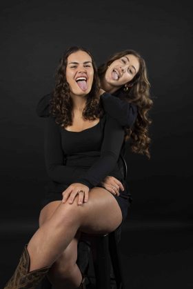 Portrait studio de deux jeunes femmes complices faisant des grimaces et tirant la langue, ambiance décontractée et joyeuse à Lille