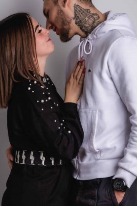 Portrait rapproché d'un jeune couple amoureux sur le point de s'embrasser, illustrant la tendresse et la complicité lors d'une séance photo studio