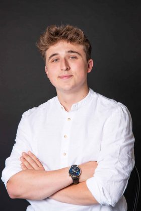 Portrait homme professionnel – chemise blanche