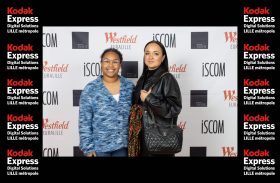 Participants utilisant le photobooth Kodak Express lors d'un événement à Lille.