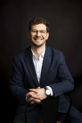 Portrait business moderne et sérieux pour cadre et dirigeant à Lille, shooting réalisé par un photographe professionnel