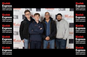 Groupe d'amis s'amusant devant notre photobooth en location sur Lille.