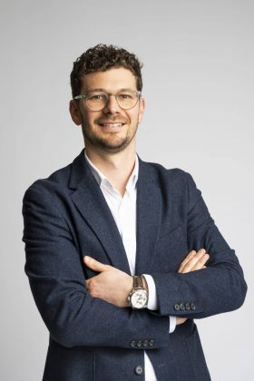 Portrait professionnel d'un homme en veste sur fond clair, idéal pour un profil LinkedIn ou un organigramme d'entreprise à Lille