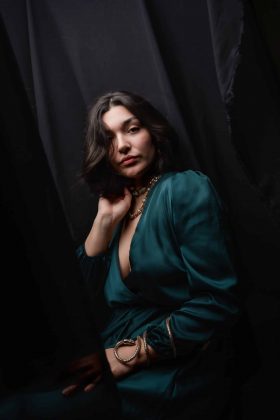 Portrait élégant d’une femme en studio