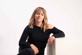 Portrait minimaliste d’une femme sur fond blanc