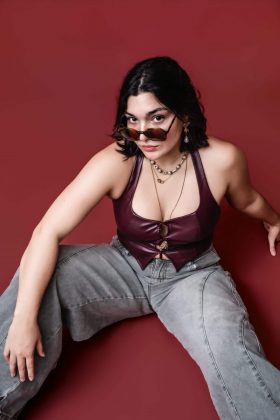 Portrait d’une femme au regard intense sur fond rouge