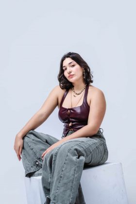 Portrait d’une femme regard caméra en studio