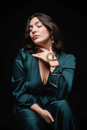 Portrait éditorial d’une femme en studio