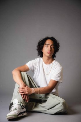 Portrait contemporain d’un homme sur fond gris