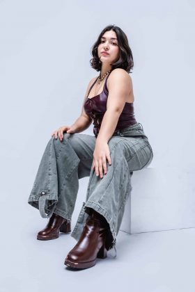 Portrait mode d’une femme assise en studio