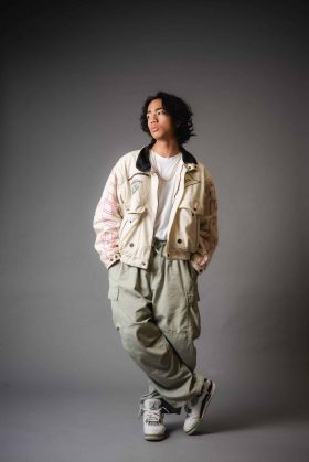 Portrait mode d’un homme en studio