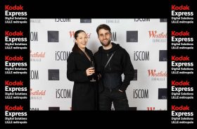 Moment complice capturé lors du shooting photo de l'école ISCOM.