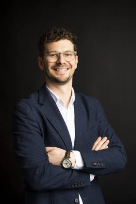 Photographie de portrait business haut de gamme sur fond noir, réalisée en studio chez Kodak Express Lille pour un entrepreneur