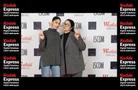 Un beau sourire capturé pour un souvenir photo inoubliable de l'événement.